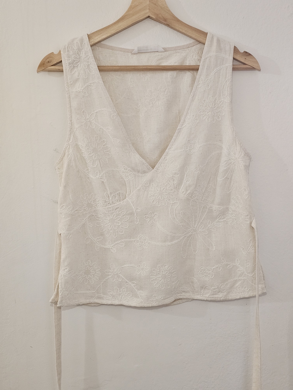Stradivarius Cream Embroidered V-Neck Sleeveless Top